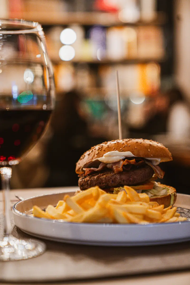 Burger di scottona con bacon e patatine fresche servito da Al Macello a Vimercate