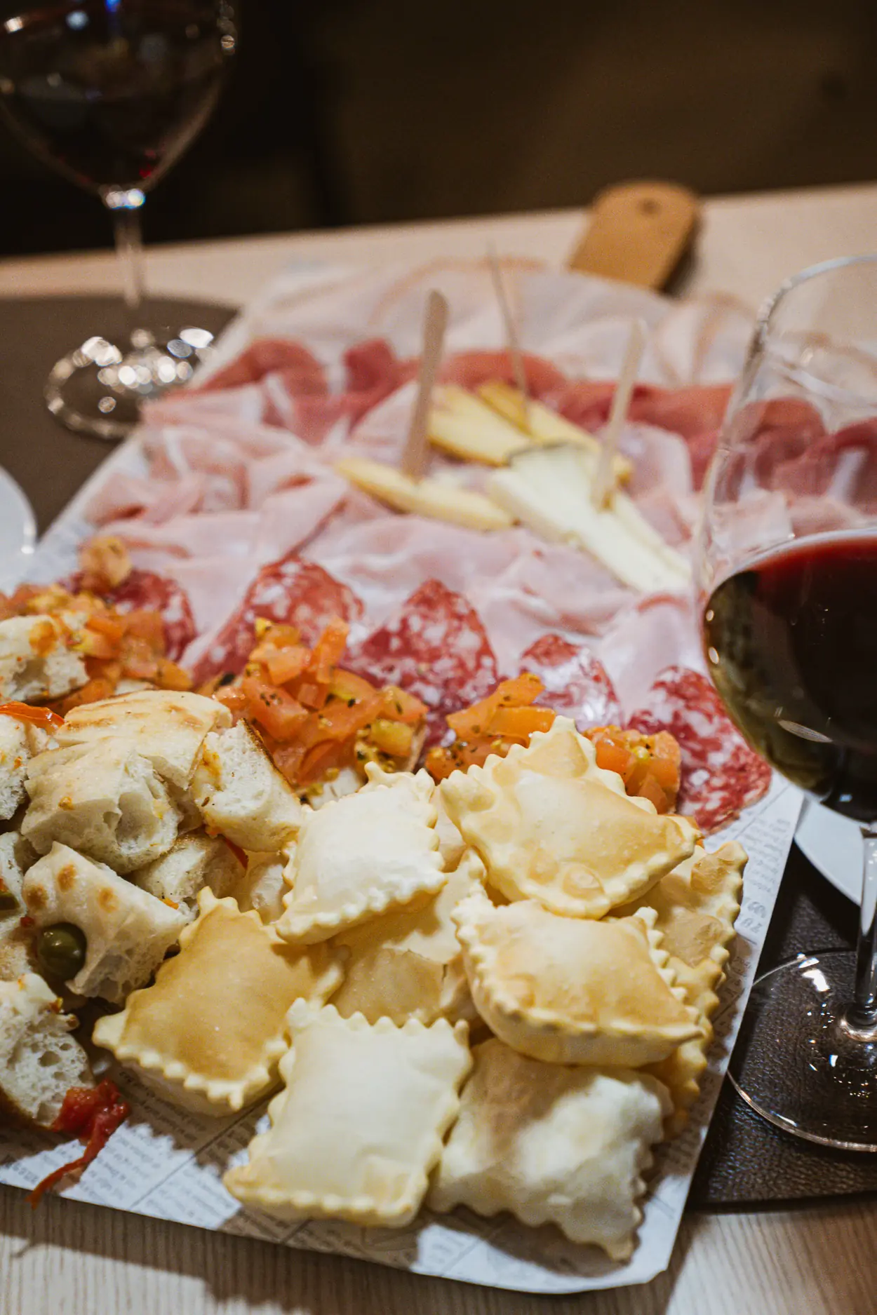 Tagliere di salumi, panzerotti e bruschette servito all'aperitivo da Al Macello